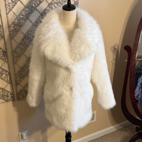 Jackets & Blazers - Elegant White Faux Fur Coat